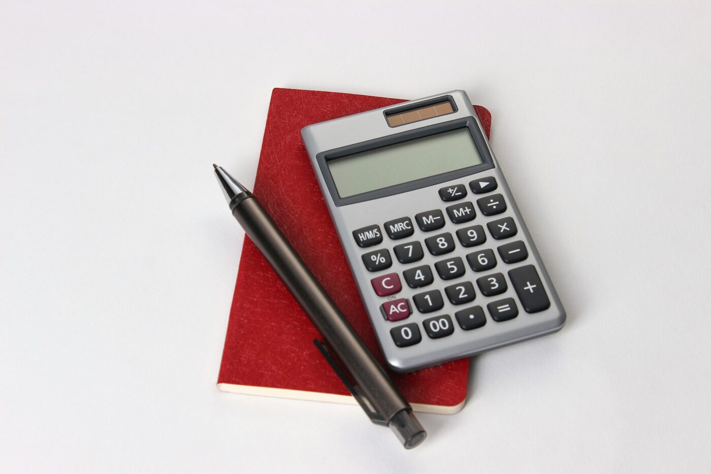 Calculator și pix pe un birou
